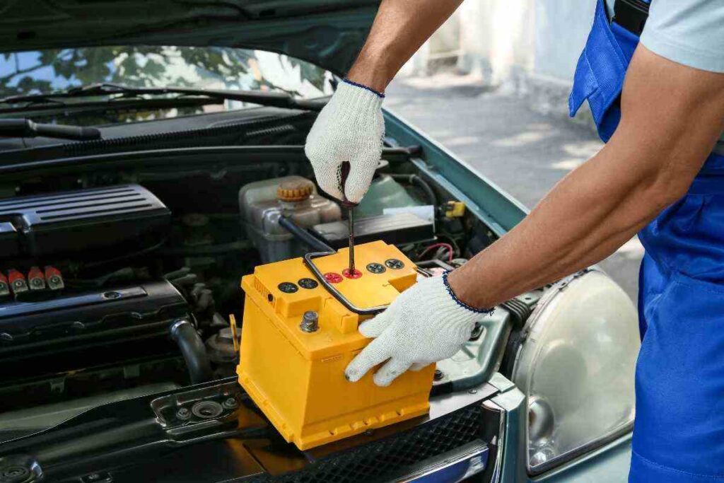 Conservare la batteria della tua auto durante una sosta prolungata richiede alcune precauzioni semplici ma efficaci. Utilizza un mantenitore di carica per prevenire la scarica e scollega i terminali per evitare consumi di energia inutili. Parcheggiare in un luogo riparato dalle temperature estreme aiuta ulteriormente a preservare le sue condizioni.