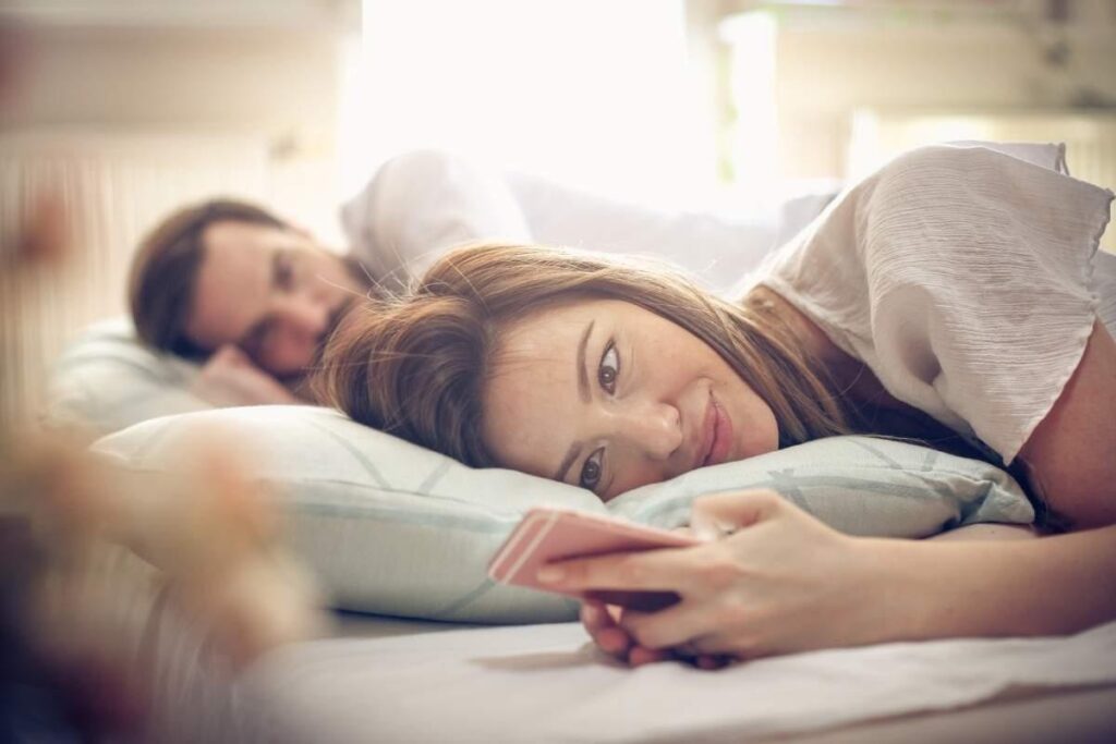 Quando un nuovo collega diventa una minaccia per la coppia. Il mio ragazzo è geloso del mio collega: come affrontare la situazione. Gelosia sul lavoro: perché il mio partner si sente minacciato? Nuove dinamiche in ufficio, nuove tensioni in coppia. 