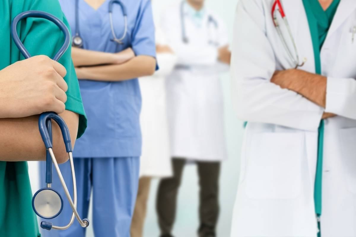 Medici di base: il primo contatto per la salute. Il medico di famiglia: un alleato per il benessere. Come i medici di base aiutano nella prevenzione. Il ruolo del medico di base nella gestione delle malattie croniche. 