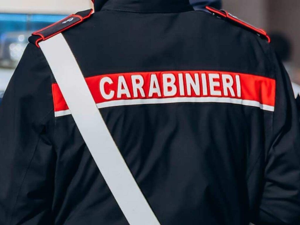 Maxi operazione dei carabinieri: ventisei arresti per droga e armi. Blitz antimafia: sgominata rete criminale, ventisei in manette. Traffico di droga e armi illegali: vasta operazione dei carabinieri.